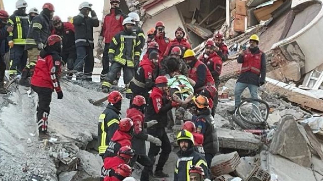 Gaziantep'te 3 kişi depremden 76 saat sonra kurtarıldı
