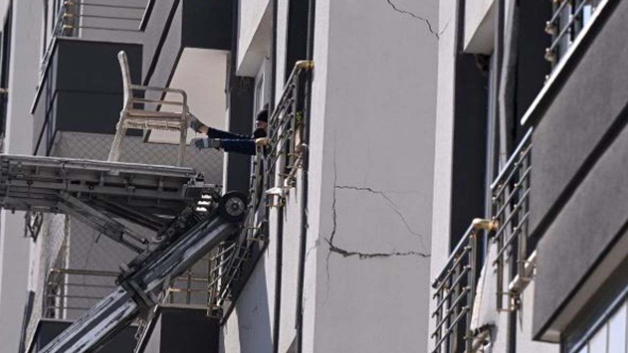 Gaziantep ve Malatya'da hasarlı binalardan eşya tahliyesi yasaklandı