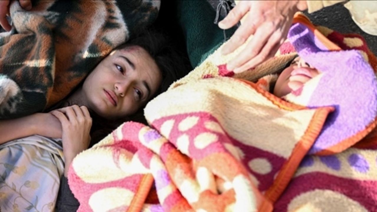 Hatay'da anne ve iki kızı depremden 33 saat sonra kurtarıldı
