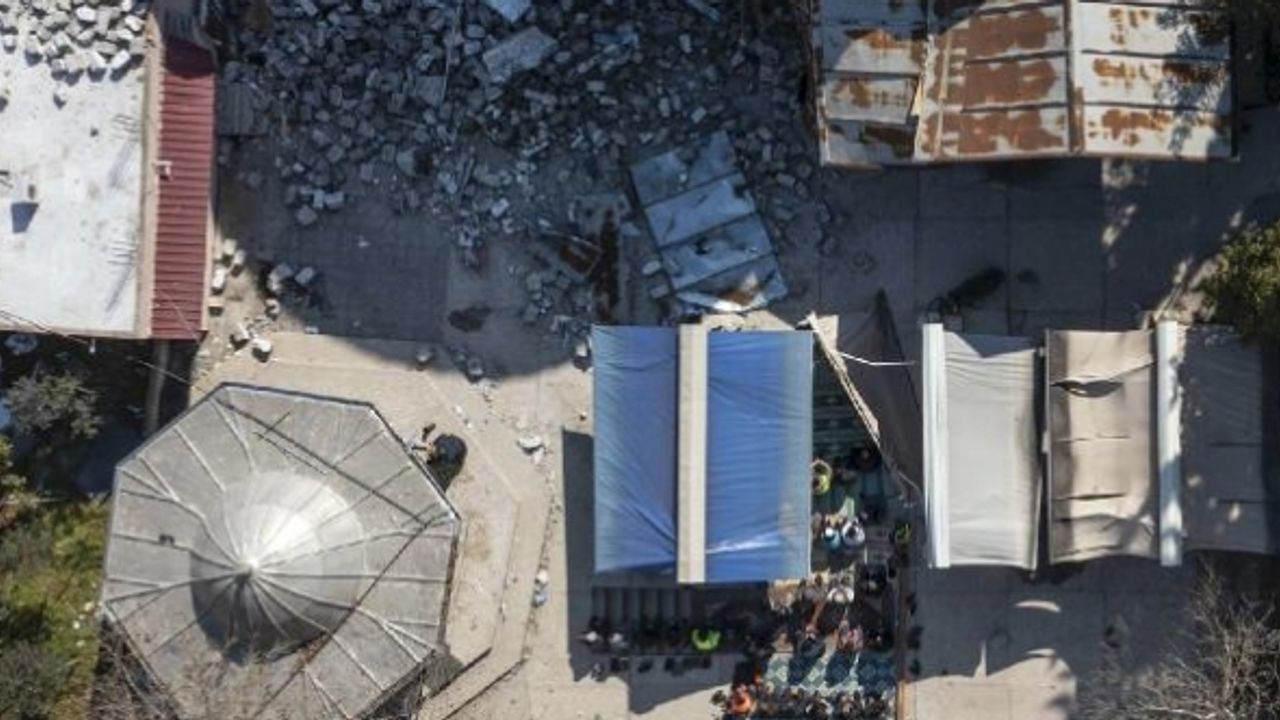 Hatay'da depremlerin ardından ilk cuma namazı kılındı