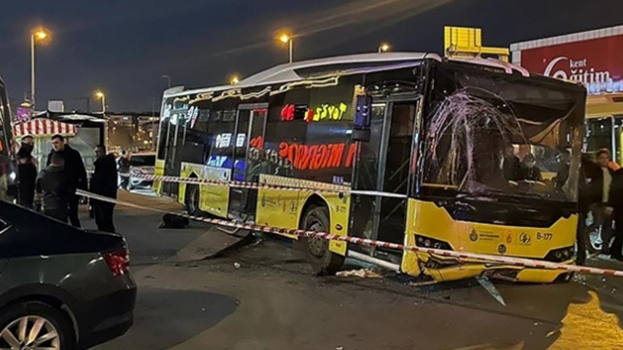 İETT otobüsü kontrolden çıktı durak önünde minibüse çarptı: 1 ölü, 5 yaralı