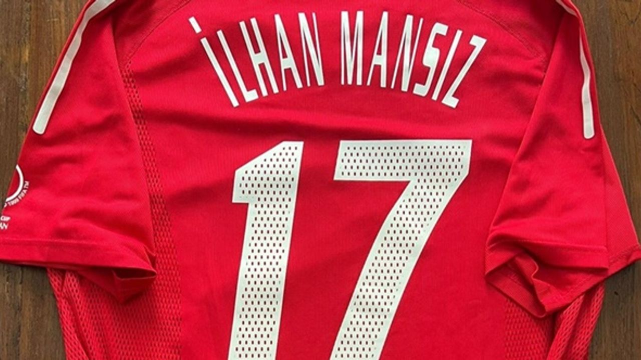 İlhan Mansız, Senegal maçında giydiği formayı depremzedeler için satıyor