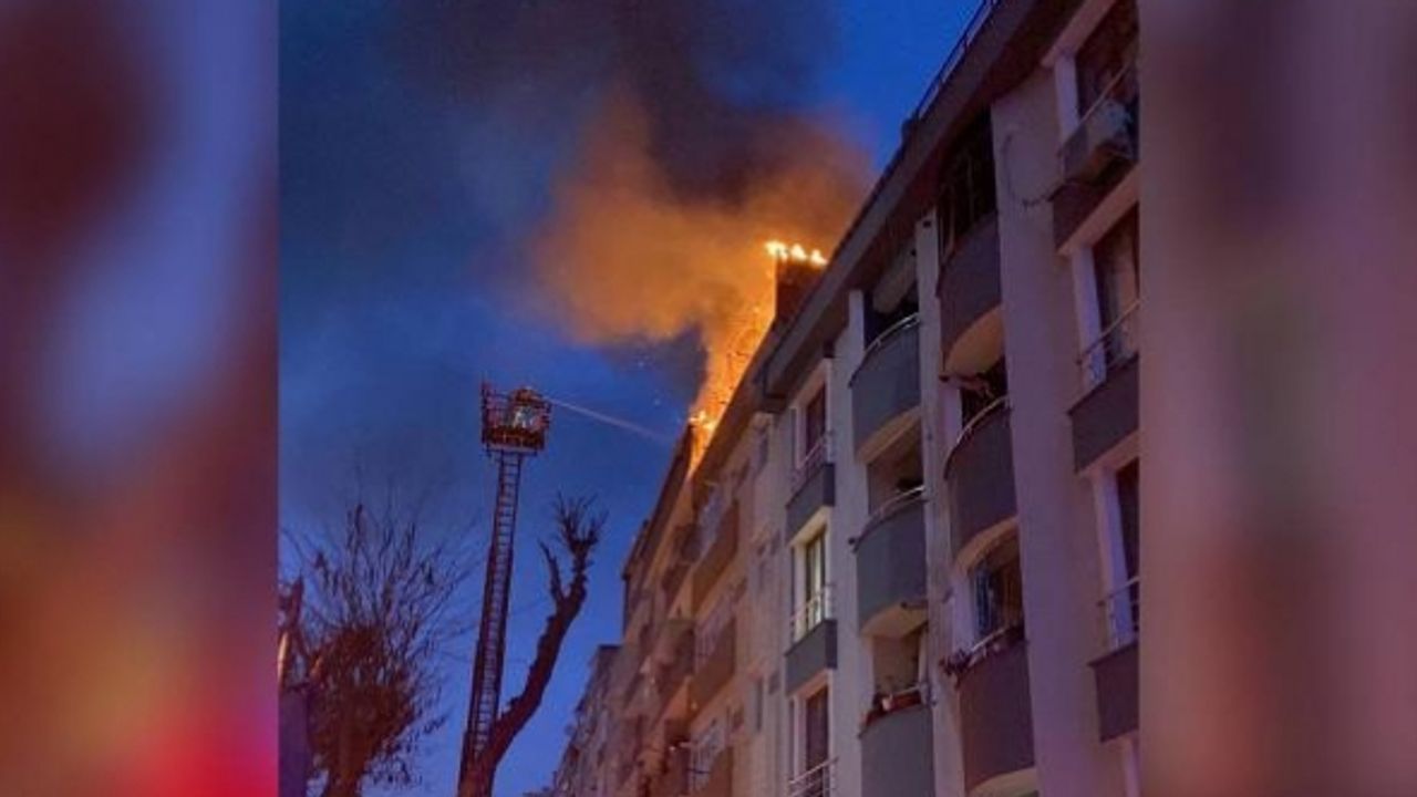 İstanbul'da apartman çatısında çıkan yangın söndürüldü