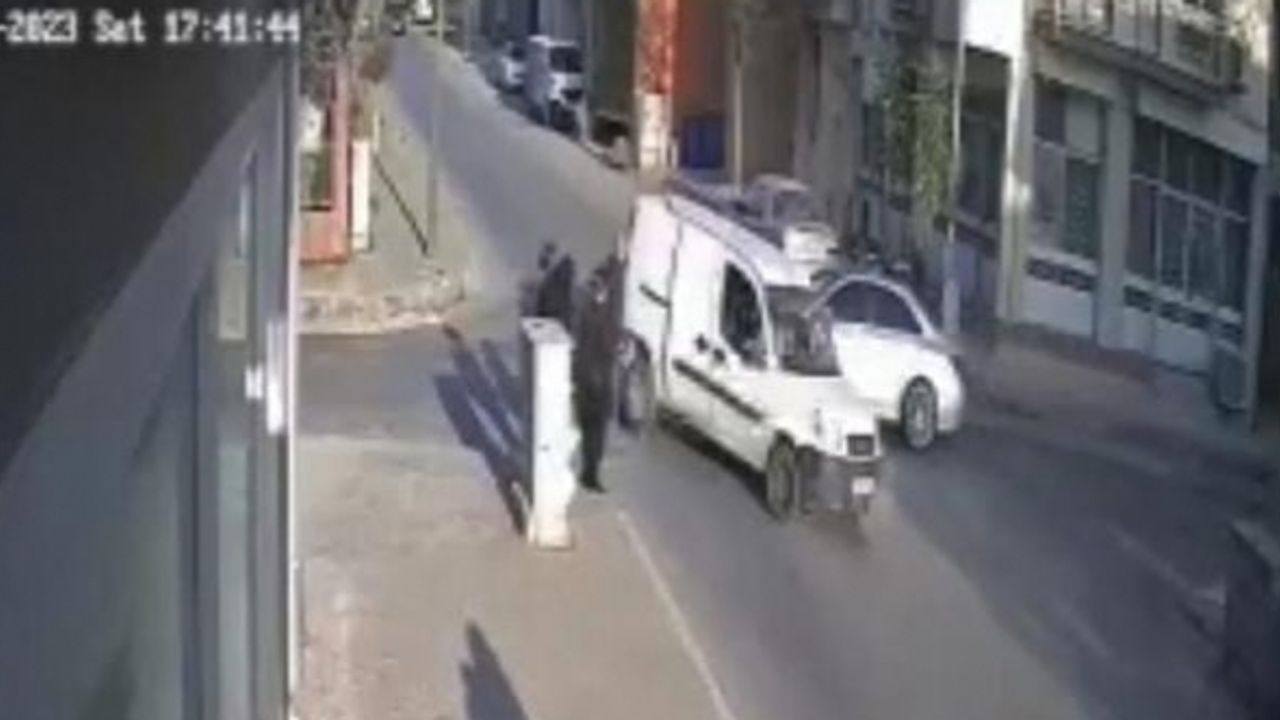 İzmir'de kaza sebebiyle savrulan araç yayalara çarptı