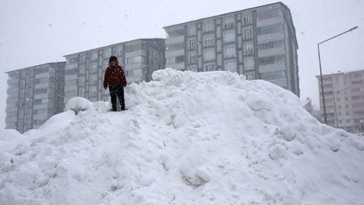 Kar yağışı, çeşitli illerde yarıyıl tatilini uzattı