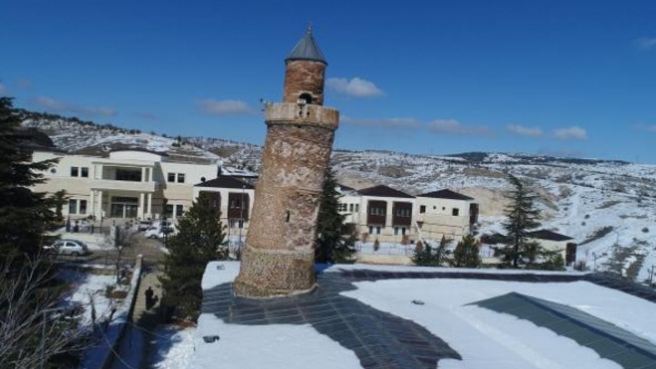 Pisa Kulesi'nden daha eğri minare depremde yıkılmadı