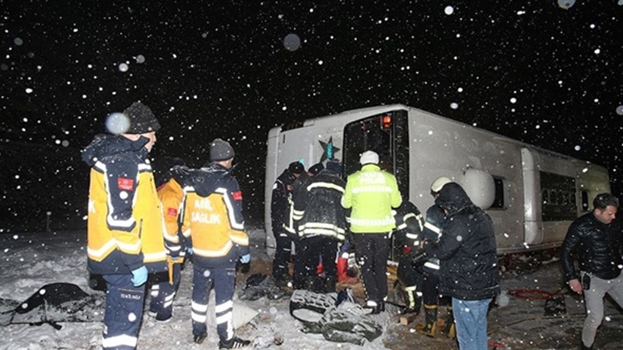 Tokat'ta yolcu otobüsü devrildi: 1 ölü, 15 yaralı