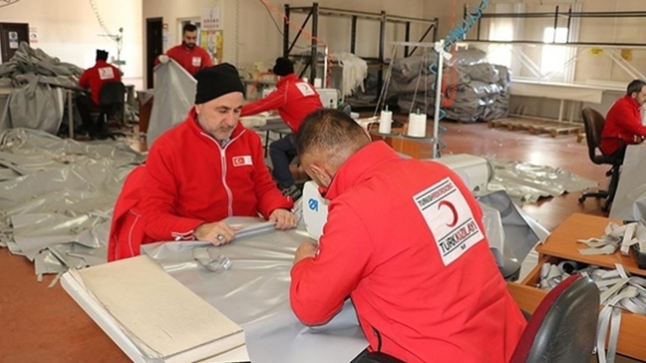 Türk Kızılayın çadır imalatı 7 gün 24 saat devam ediyor
