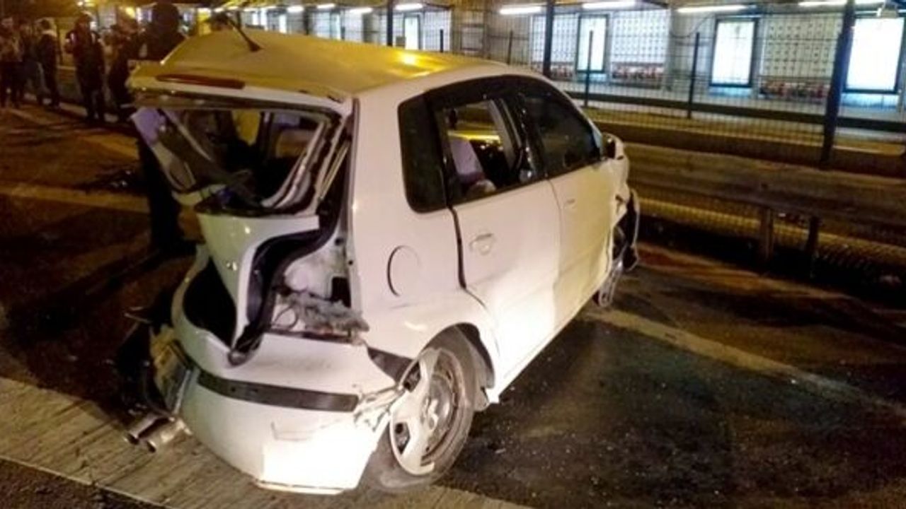 Üsküdar'da otomobil, aracı arızalanan sürücüye çarptı