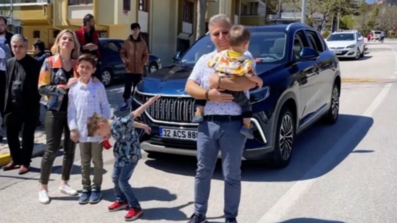 Togg'u evinde teslim alan ailenin mutluluğu