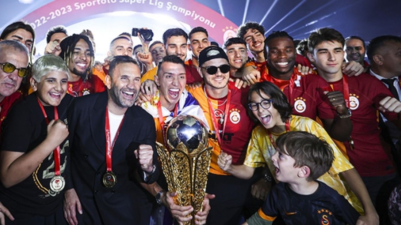Galatasaray  23'üncü şampiyonluk kupasını kaldırdı