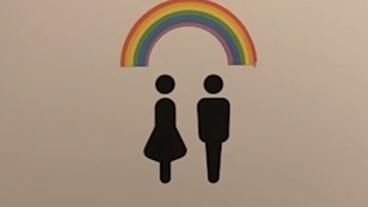 İstanbul'da bir AVM'de LGBT skandalı