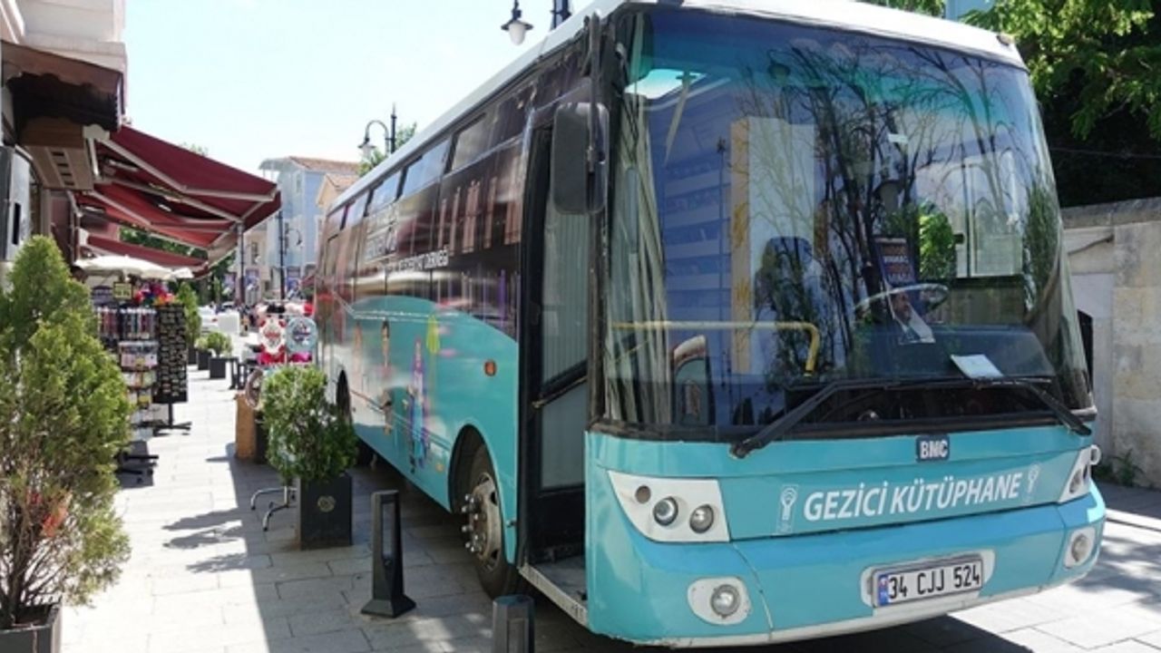 Yürüyen kütüphaneler deprem bölgesine hareket etti