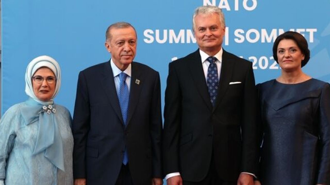 NATO liderleri ve eşleri akşam yemeğinde buluştu