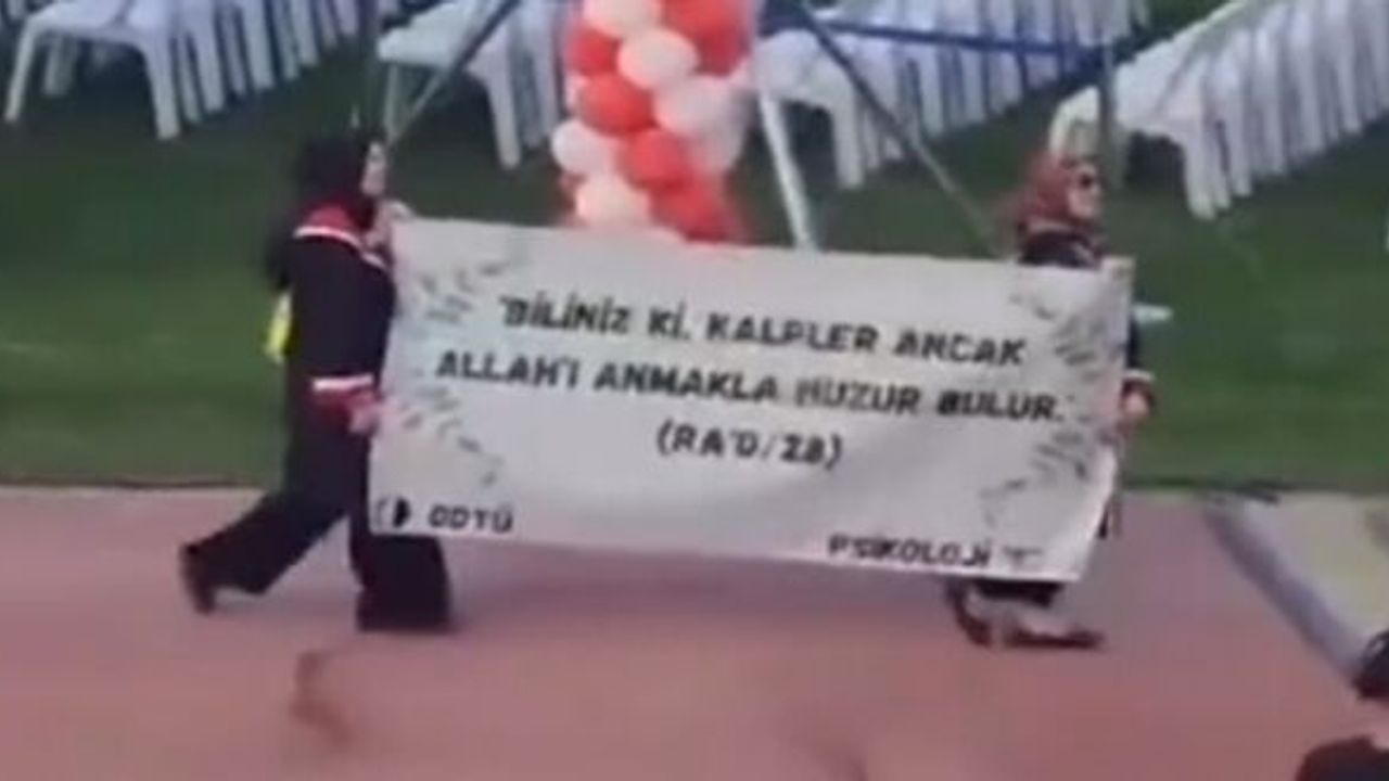 ODTÜ'lü başörtülü öğrencilerden anlamlı pankart