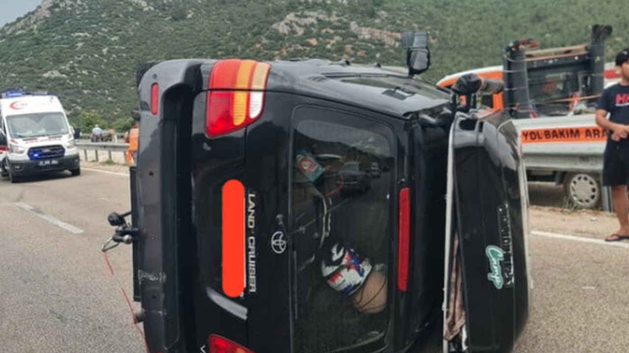 Sümer Ezgü ve ailesi kaza geçirdi