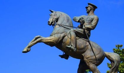 Atatürk heykelini "tavaf" ettiler