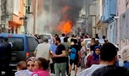 Bursa'da tek motorlu uçak evlerin arasına düştü