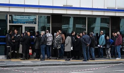 EYT'li vatandaşlar SGK önünde uzun kuyruklar oluşturdu