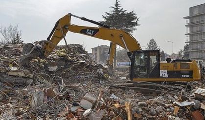 Malatya'da enkaz kaldırma çalışmaları sürüyor