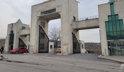 Yeditepe Üniversitesi: Kapımızda Allah ve Hz. Muhammed yazıyor