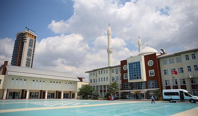 Kartal İmam Hatip'ten dereceye girenlere TOGG