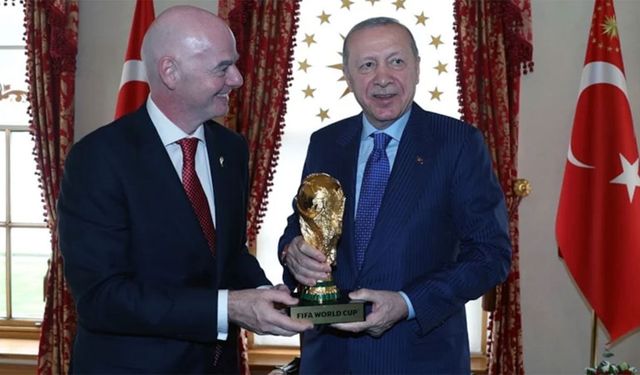 Infantino kupayı Cumhurbaşkanı Erdoğan'a takdim etti