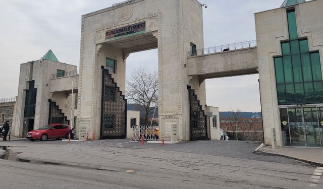 Yeditepe Üniversitesi: Kapımızda Allah ve Hz. Muhammed yazıyor