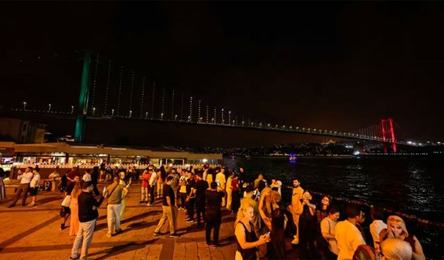 15 Temmuz Şehitler Köprüsü Mekke Anlaşması için üç ülkenin renkleriyle aydınlatıldı