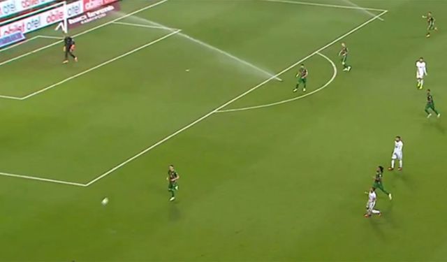 Amedspor-Beşiktaş maçında oyun durdu: Sulama sistemi bir anda çalıştı
