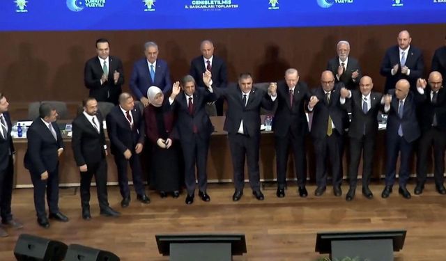 9 belediye başkanı AK Parti'ye katıldı: Rozetleri Erdoğan taktı
