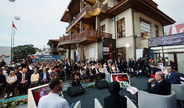 Cumhurbaşkanı Erdoğan gençlerle buluştu, şarkılara eşlik etti