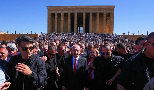 Kemal Kılıçdaroğlu, CHP’nin 103’üncü kuruluş yıl dönümünde Anıtkabir’i ziyaret etti