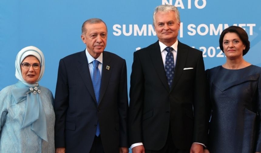 NATO liderleri ve eşleri akşam yemeğinde buluştu