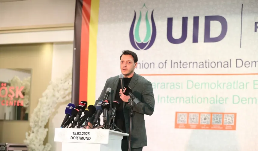 Mesut Özil bu kez siyasetçi olarak Almanya'da