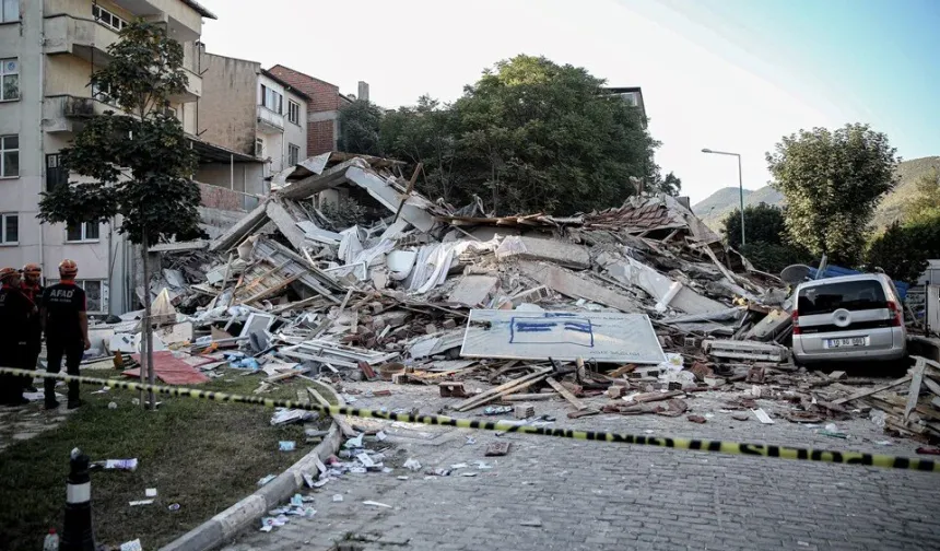 Yıkılan binanın sahibi ve müteahhidi gözaltında