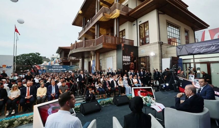 Cumhurbaşkanı Erdoğan gençlerle buluştu, şarkılara eşlik etti