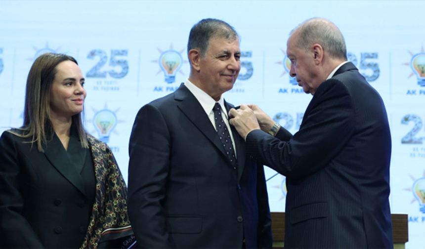 Cemil Tugay AK Parti’ye katıldı: Rozetini Cumhurbaşkanı Erdoğan taktı