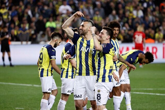 Transfer çalışmalarını sürdüren Fenerbahçe, Lincoln Henrique ve Bruma'nın ardından hücum hattına birkaç takviye daha yapmak istiyor. Sarı-lacivertlilerin bu doğrultuda Antalyaspor'da yıldızını parlatan ve A Milli Takım'a kadar yükselen Doğukan Sinik'i gündemine aldığı öğrenildi. Antalyaspor'un genç futbolcu için istediği bonservis bedeli de belli oldu.