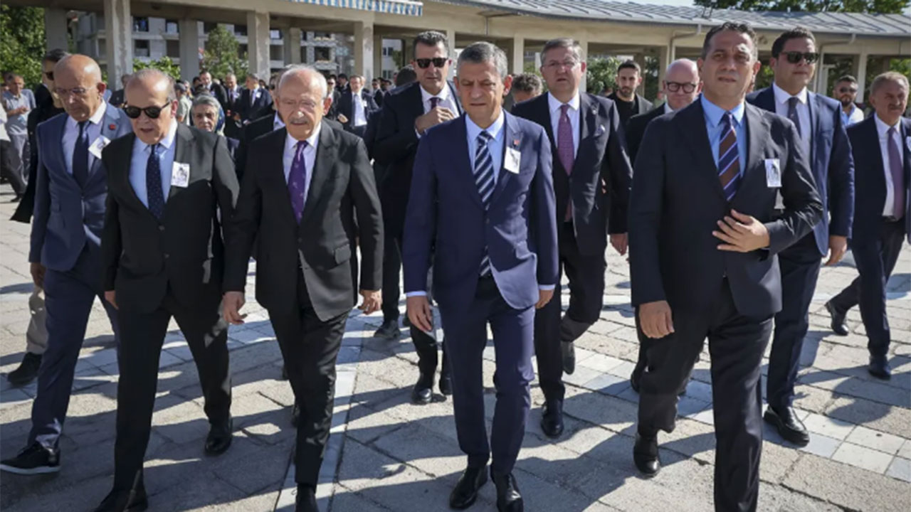 Kemal Kılıçdaroğlu Özgür Özel Cenaze Töreni (2)