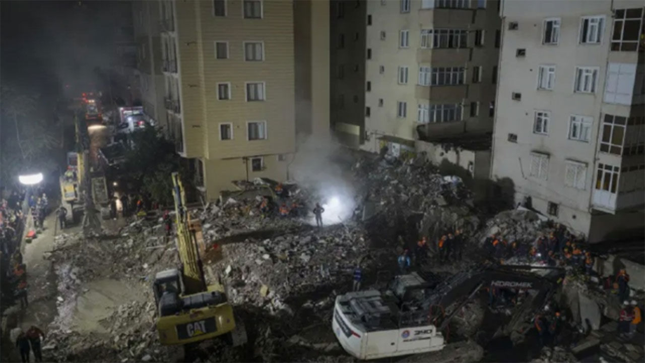 İstanbul'da çöken binada can kaybı 5'e yükseldi